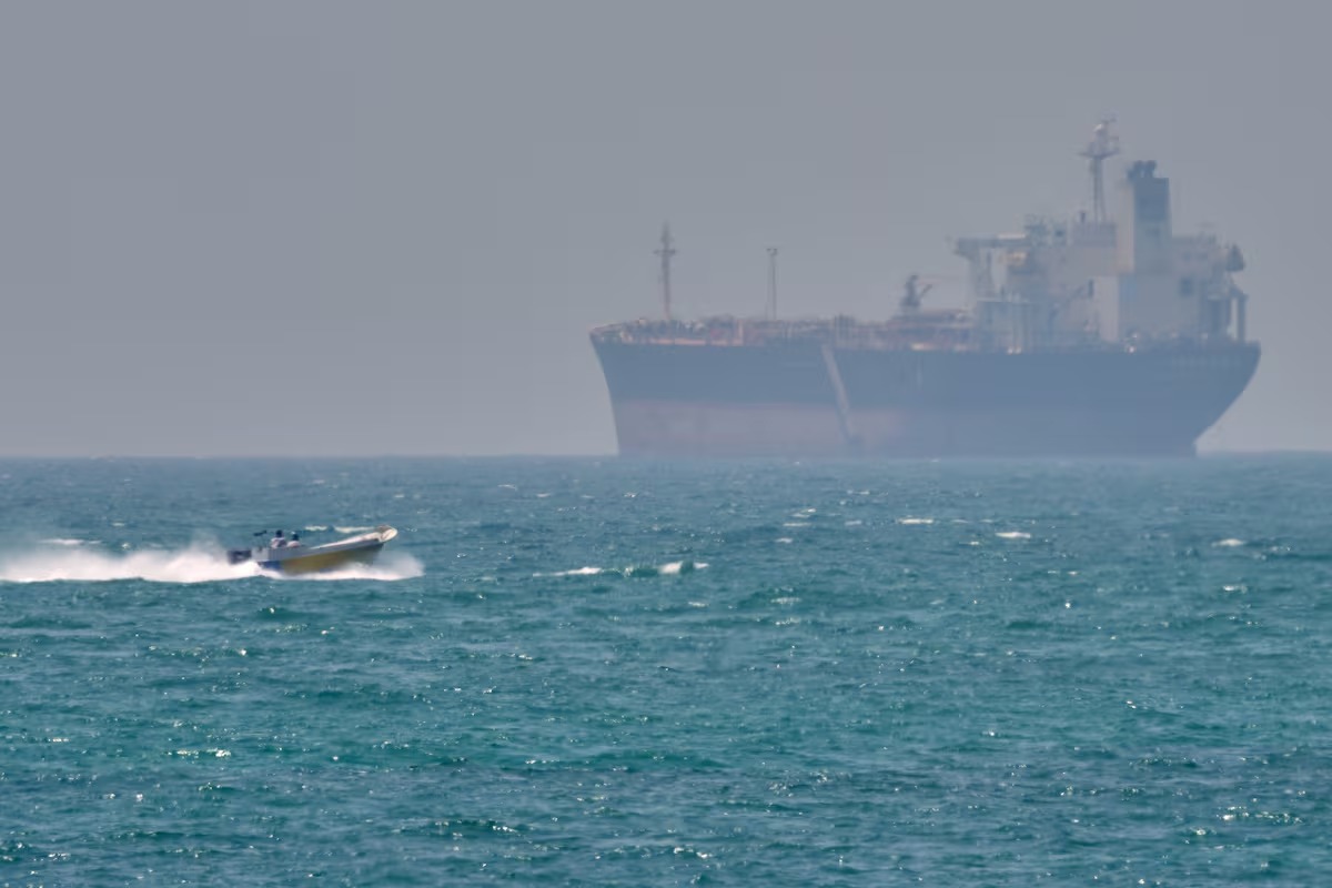 La Guardia Revolucionaria confirma que ha atacado dos buques en Ormuz y los ha trasladado a la costa iraní
